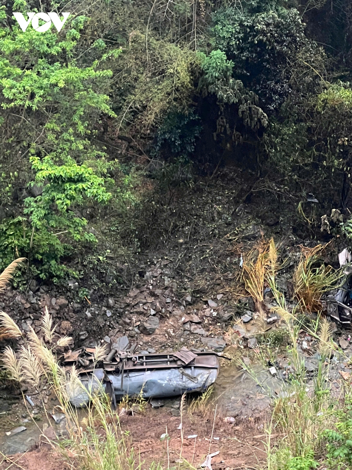 O to tai mat lai lao xuong taluy am tren quoc lo 37, mot nguoi tu vong hinh anh 2