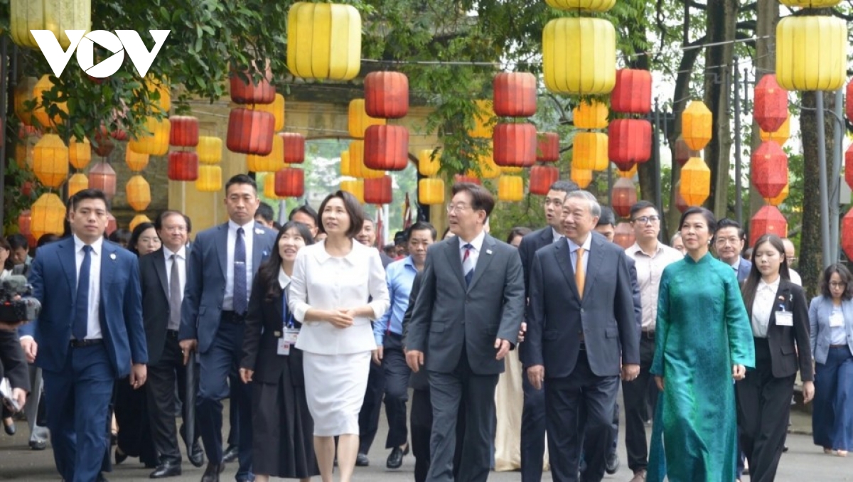 top vietnamese leader, rok president visit thang long imperial citadel picture 1