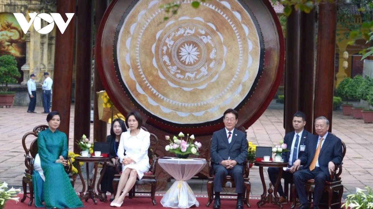 top vietnamese leader, rok president visit thang long imperial citadel picture 4