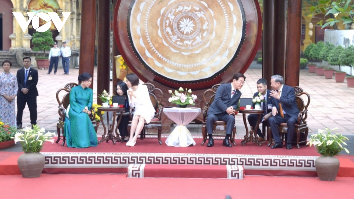 top vietnamese leader, rok president visit thang long imperial citadel picture 5