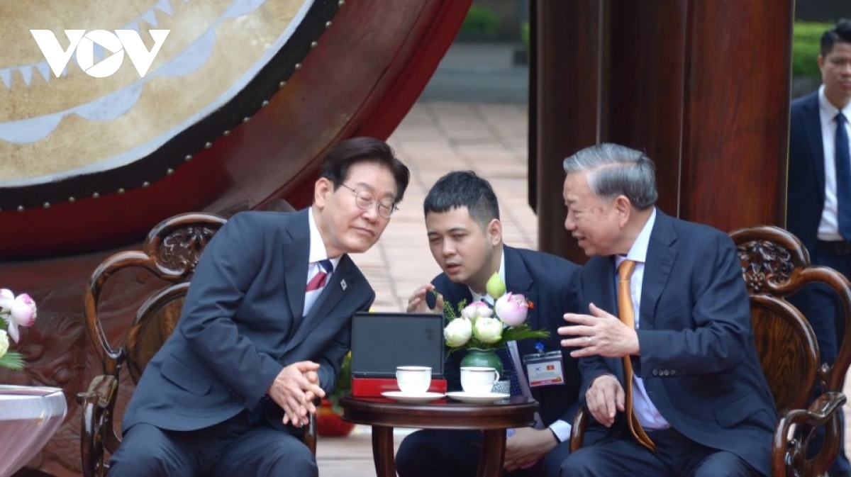 top vietnamese leader, rok president visit thang long imperial citadel picture 6