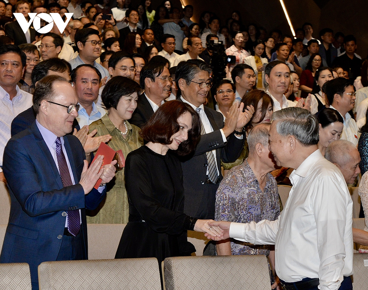 tong bi thu, chu tich nuoc to lam du chuong trinh nghe thuat to quoc trong tim hinh anh 1