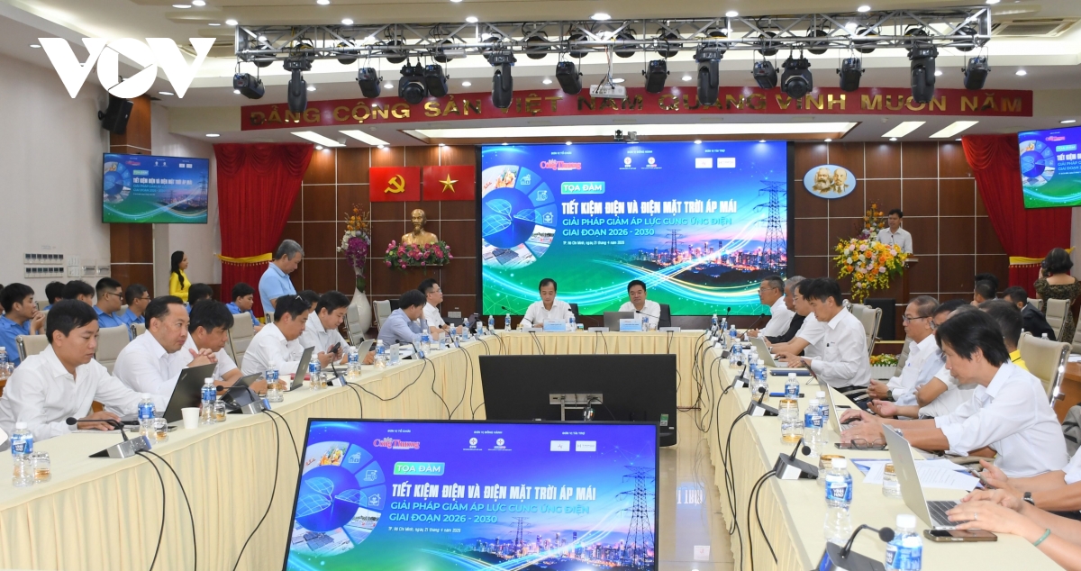 no luc tiet kiem dien va lam dien mat troi mai nha de ung pho nang nong hinh anh 1