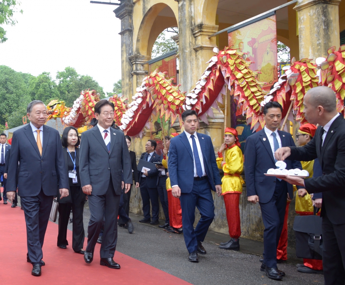 tong bi thu, chu tich nuoc va tong thong han quoc tham quan hoang thanh thang long hinh anh 2