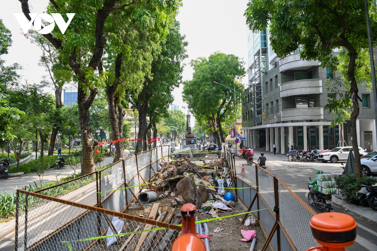  Dem nguoc ngay ve dich tren cong truong du an ha tang thoat nuoc ngam o ha noi hinh anh 9