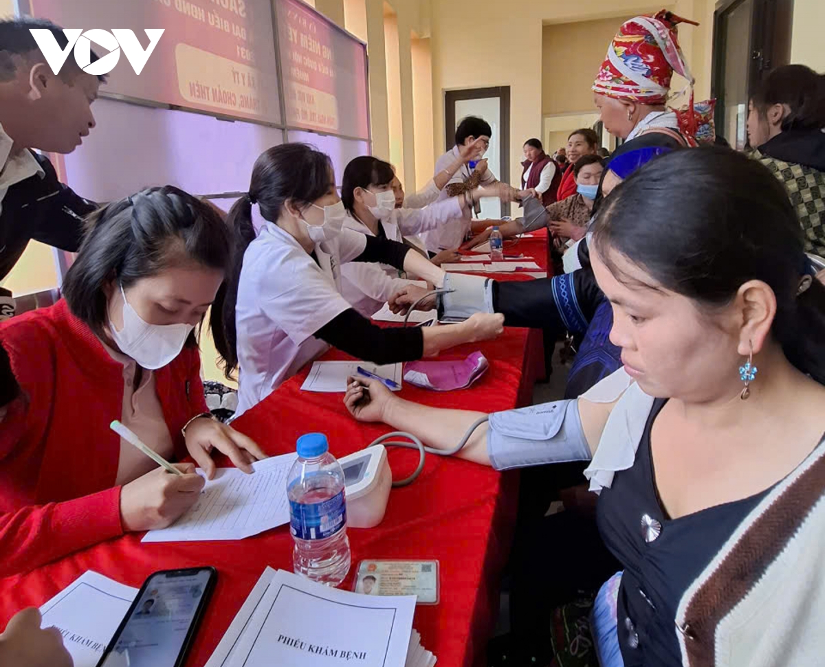 hon 60 bac si vuot nui den kham benh cho dong bao y ty hinh anh 10