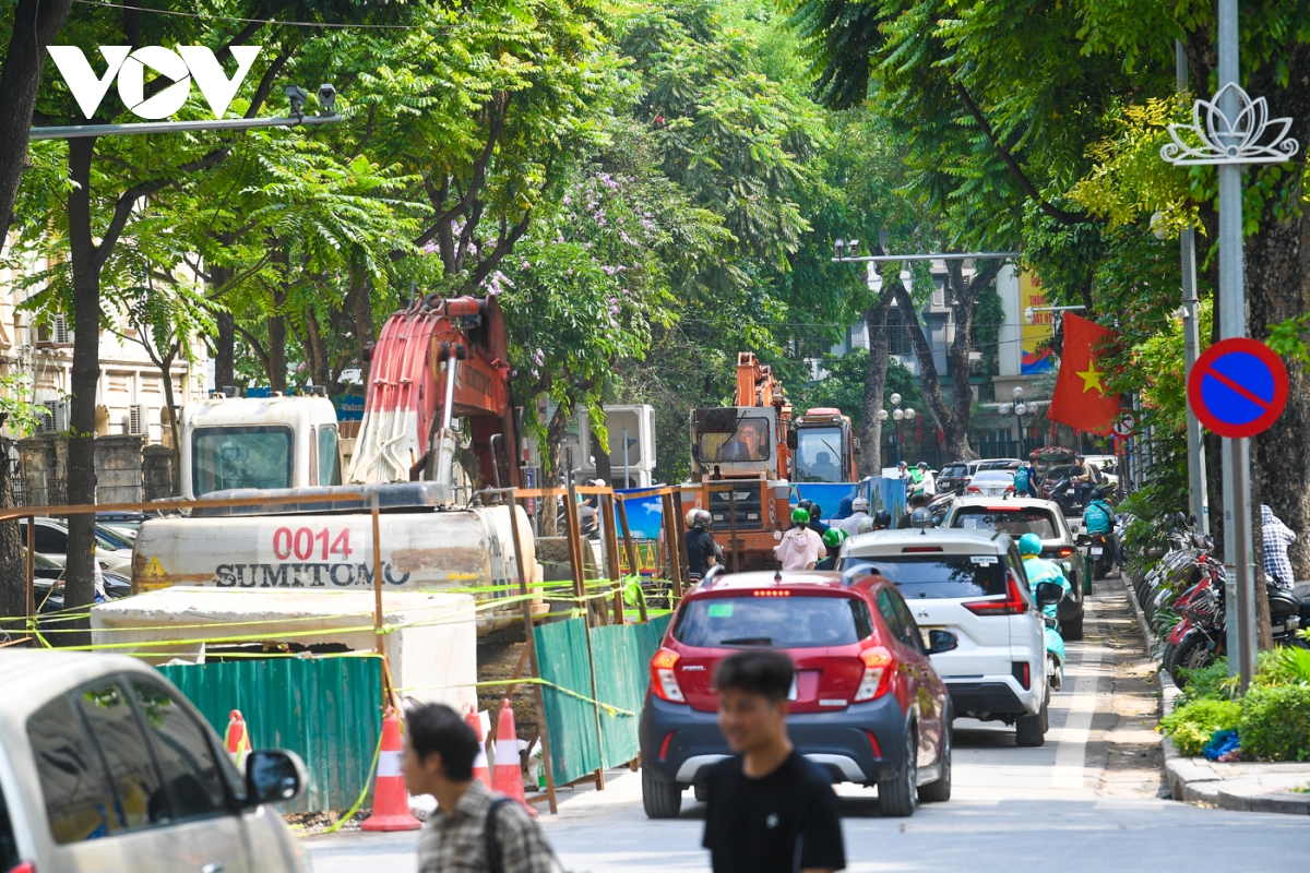  Dem nguoc ngay ve dich tren cong truong du an ha tang thoat nuoc ngam o ha noi hinh anh 8
