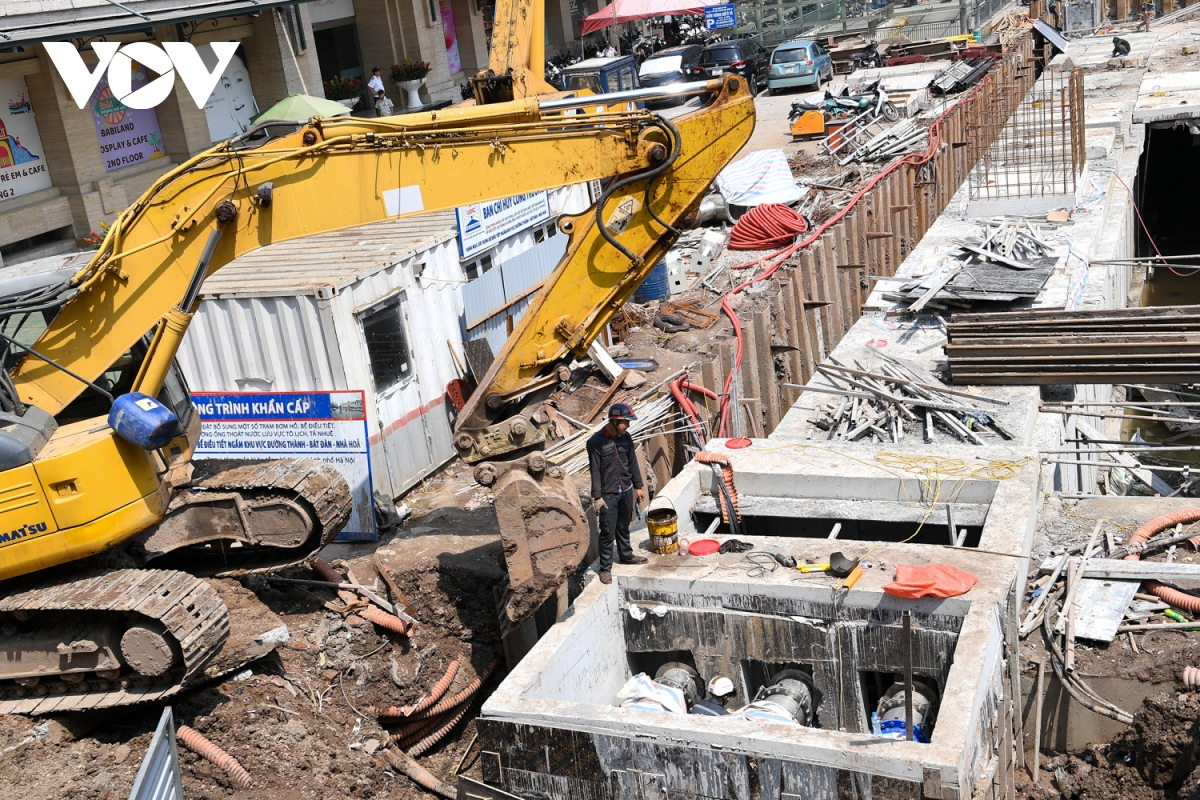  Dem nguoc ngay ve dich tren cong truong du an ha tang thoat nuoc ngam o ha noi hinh anh 2