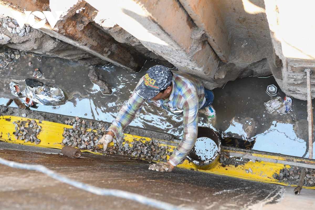  Dem nguoc ngay ve dich tren cong truong du an ha tang thoat nuoc ngam o ha noi hinh anh 4