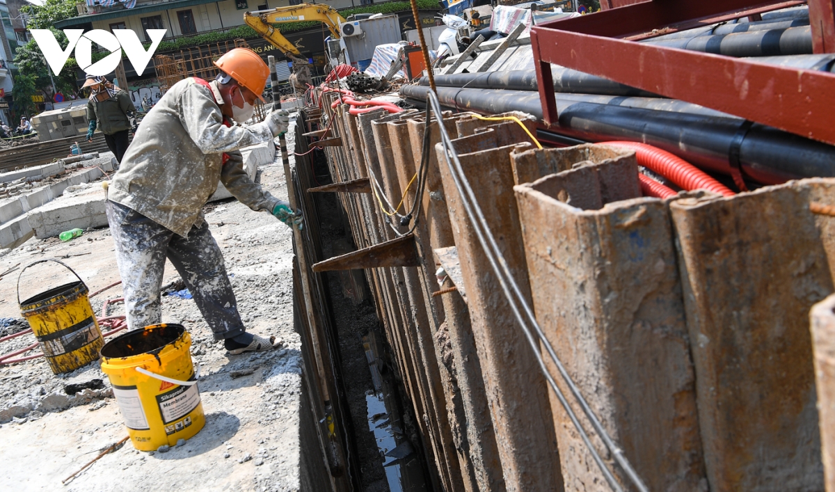  Dem nguoc ngay ve dich tren cong truong du an ha tang thoat nuoc ngam o ha noi hinh anh 5