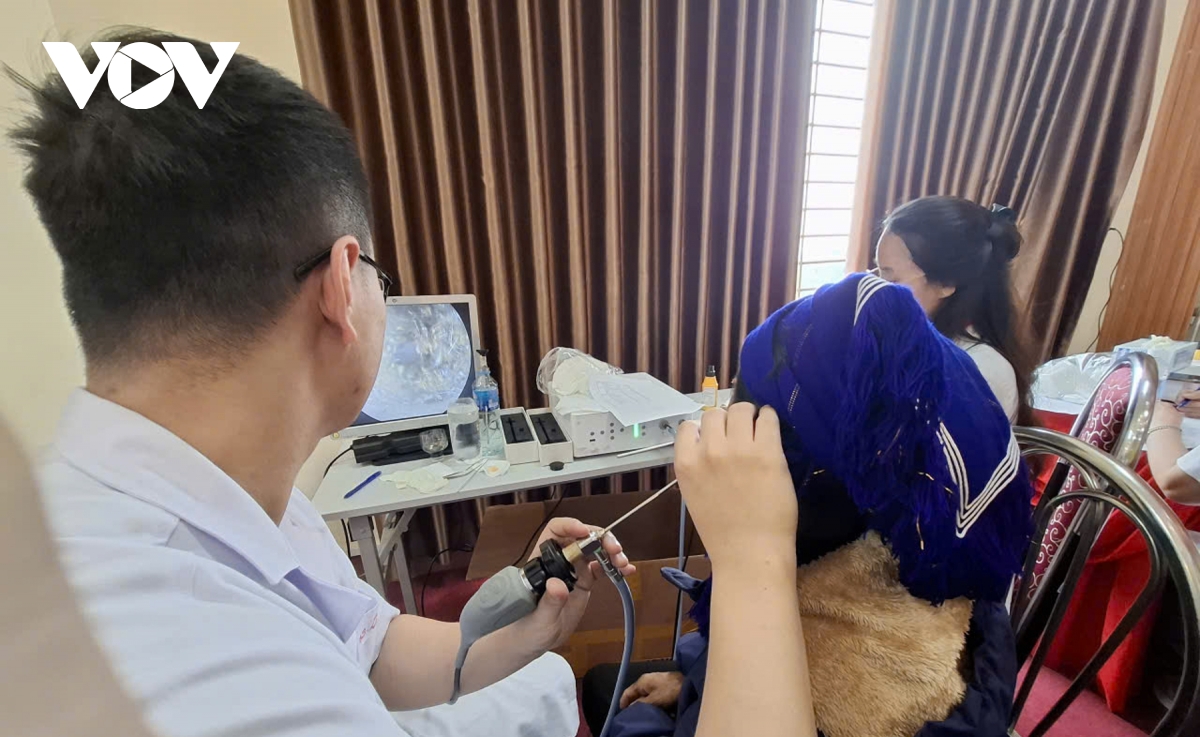 hon 60 bac si vuot nui den kham benh cho dong bao y ty hinh anh 9