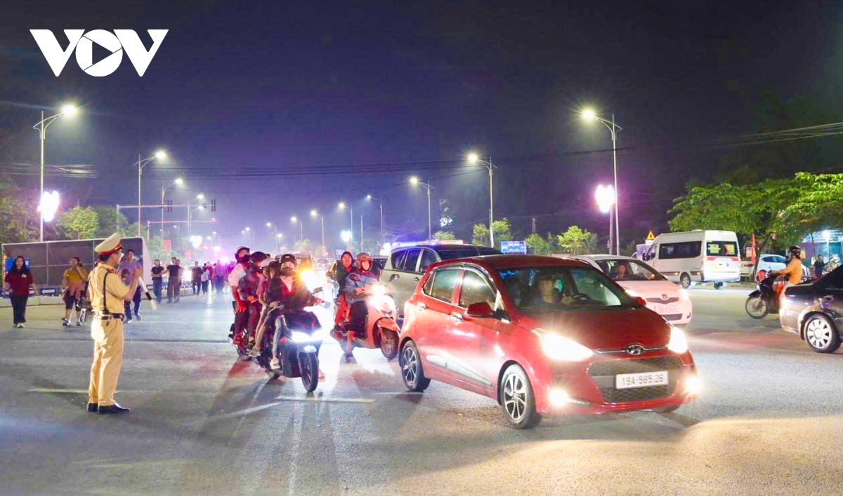 canh bao un tac giao thong khi bien nguoi va xe ve Den hung dip gio to hinh anh 3