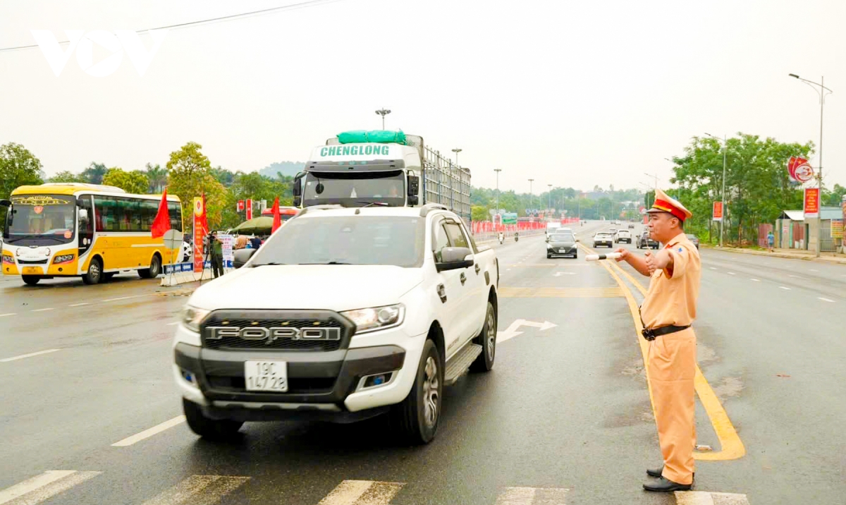 canh bao un tac giao thong khi bien nguoi va xe ve Den hung dip gio to hinh anh 2