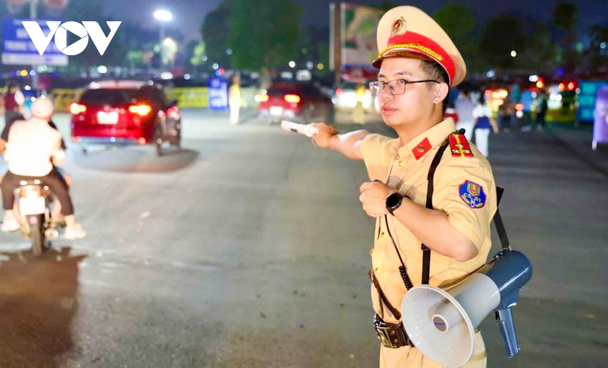 canh bao un tac giao thong khi bien nguoi va xe ve Den hung dip gio to hinh anh 4