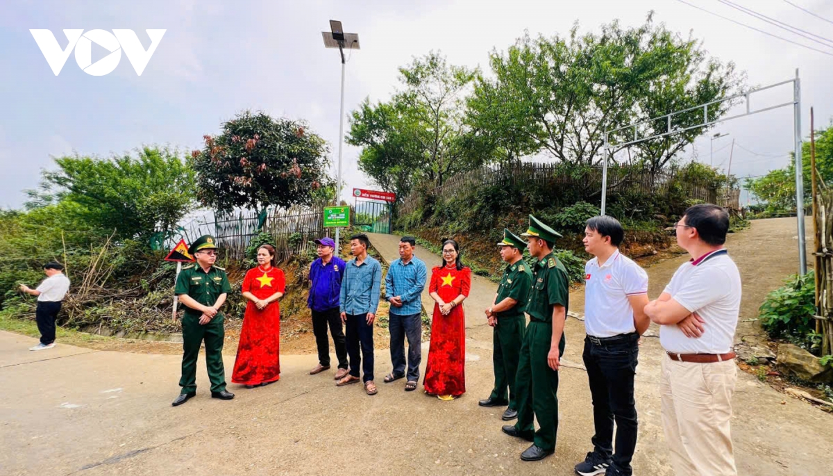 hon 60 bac si vuot nui den kham benh cho dong bao y ty hinh anh 1