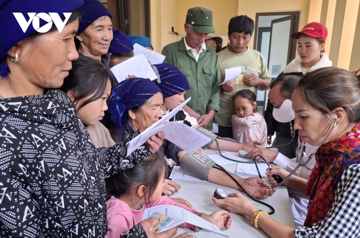 hon 60 bac si vuot nui den kham benh cho dong bao y ty hinh anh 4