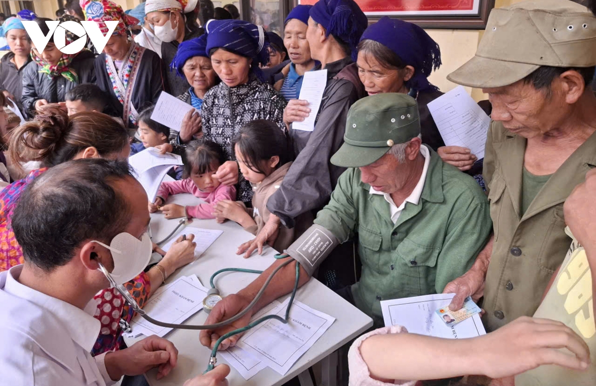 hon 60 bac si vuot nui den kham benh cho dong bao y ty hinh anh 5