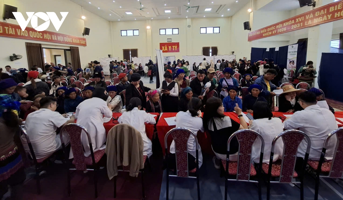 hon 60 bac si vuot nui den kham benh cho dong bao y ty hinh anh 11