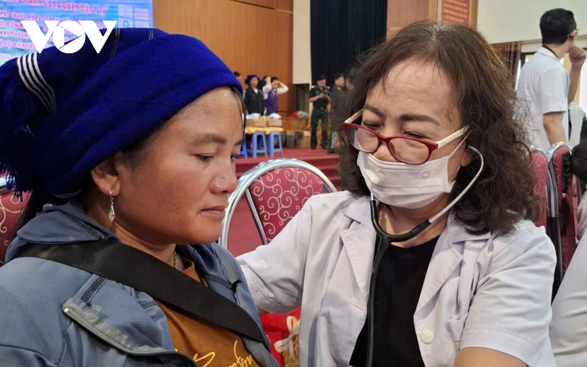 hon 60 bac si vuot nui den kham benh cho dong bao y ty hinh anh 6