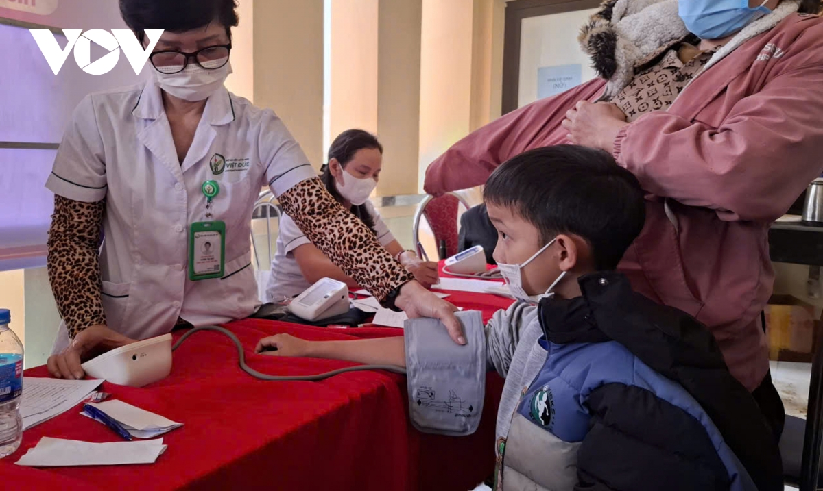 hon 60 bac si vuot nui den kham benh cho dong bao y ty hinh anh 8