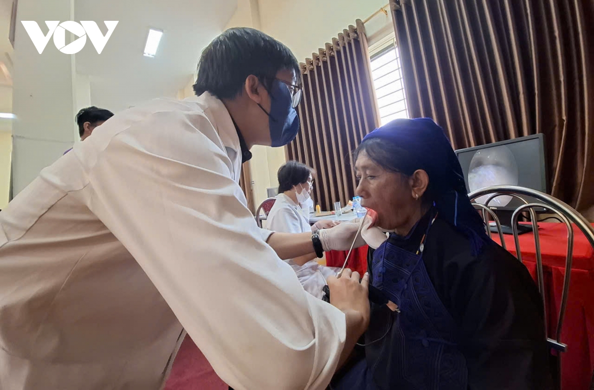 hon 60 bac si vuot nui den kham benh cho dong bao y ty hinh anh 7