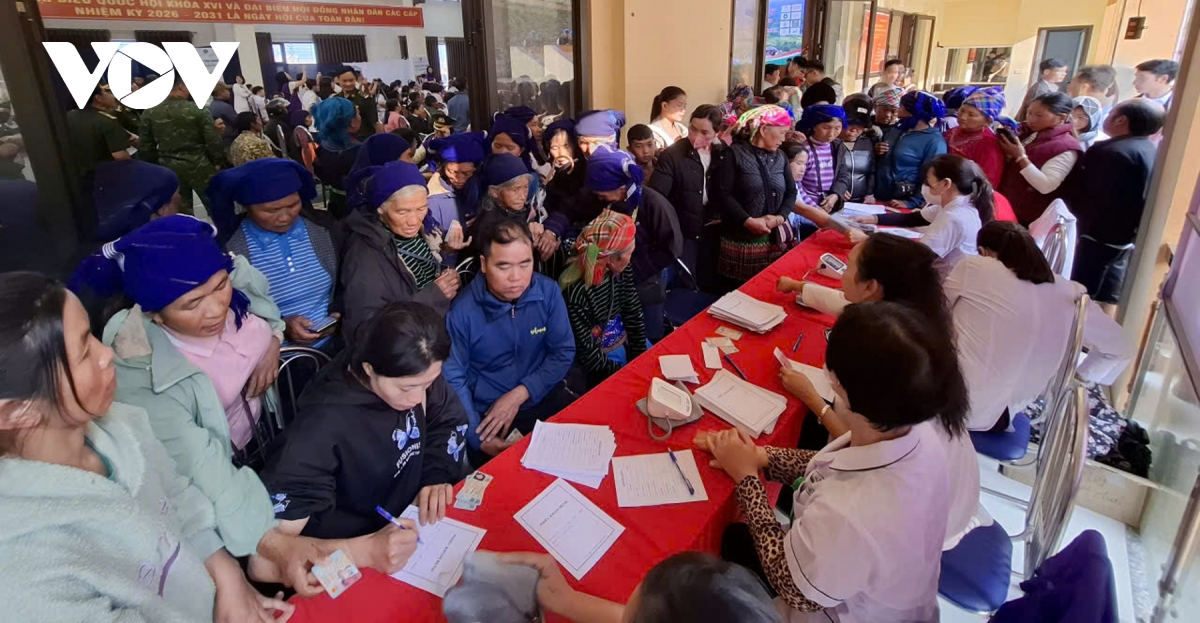 hon 60 bac si vuot nui den kham benh cho dong bao y ty hinh anh 2