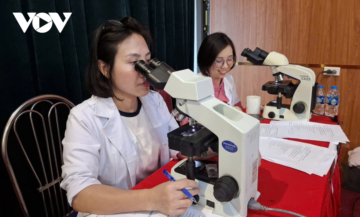 hon 60 bac si vuot nui den kham benh cho dong bao y ty hinh anh 3