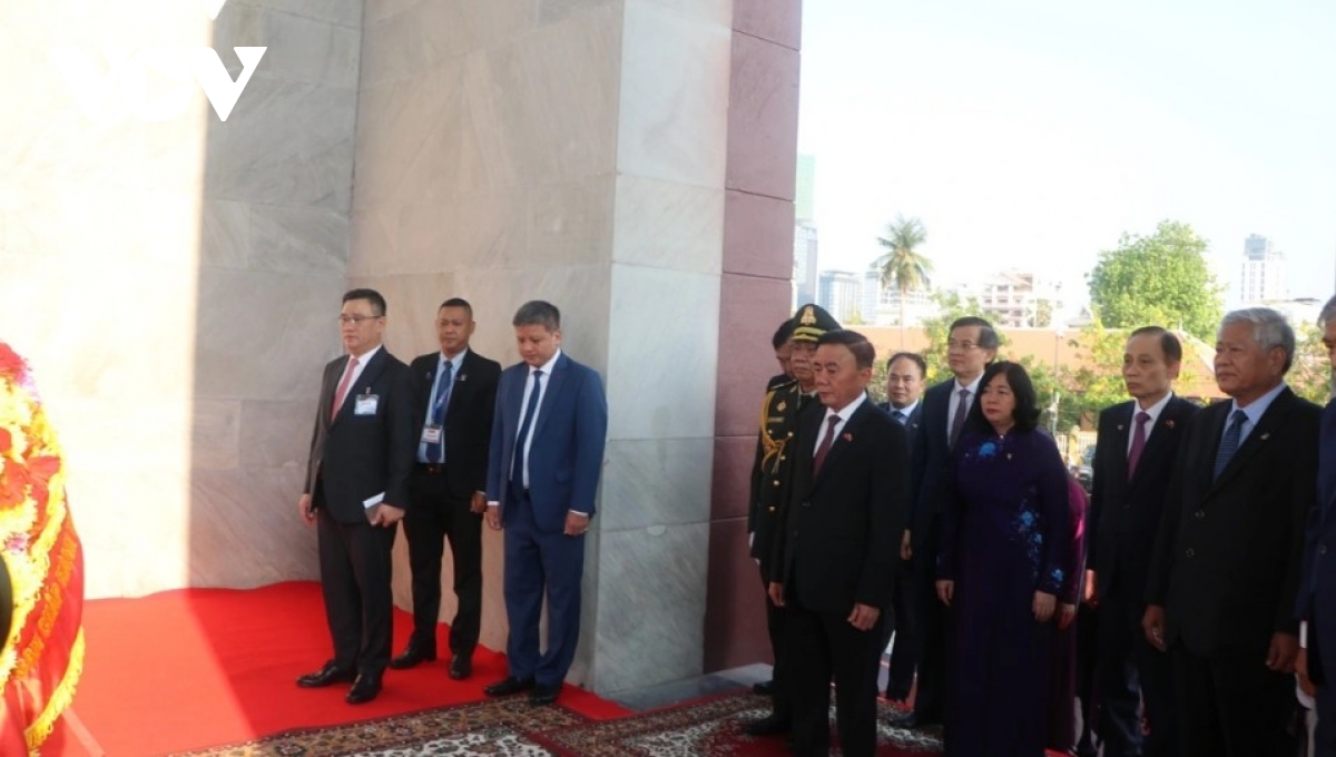 vietnamese party official tran cam tu lays wreaths in cambodia picture 6