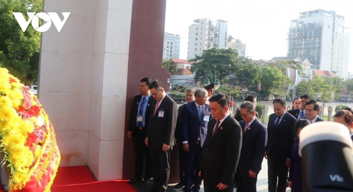 vietnamese party official tran cam tu lays wreaths in cambodia picture 2