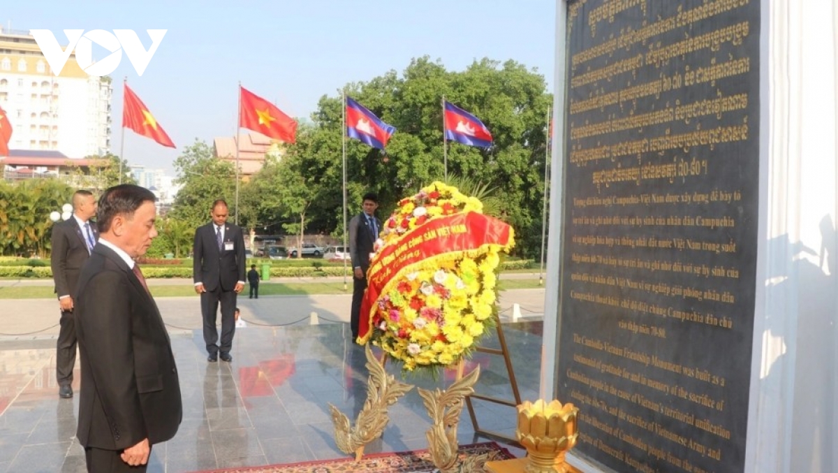 vietnamese party official tran cam tu lays wreaths in cambodia picture 3