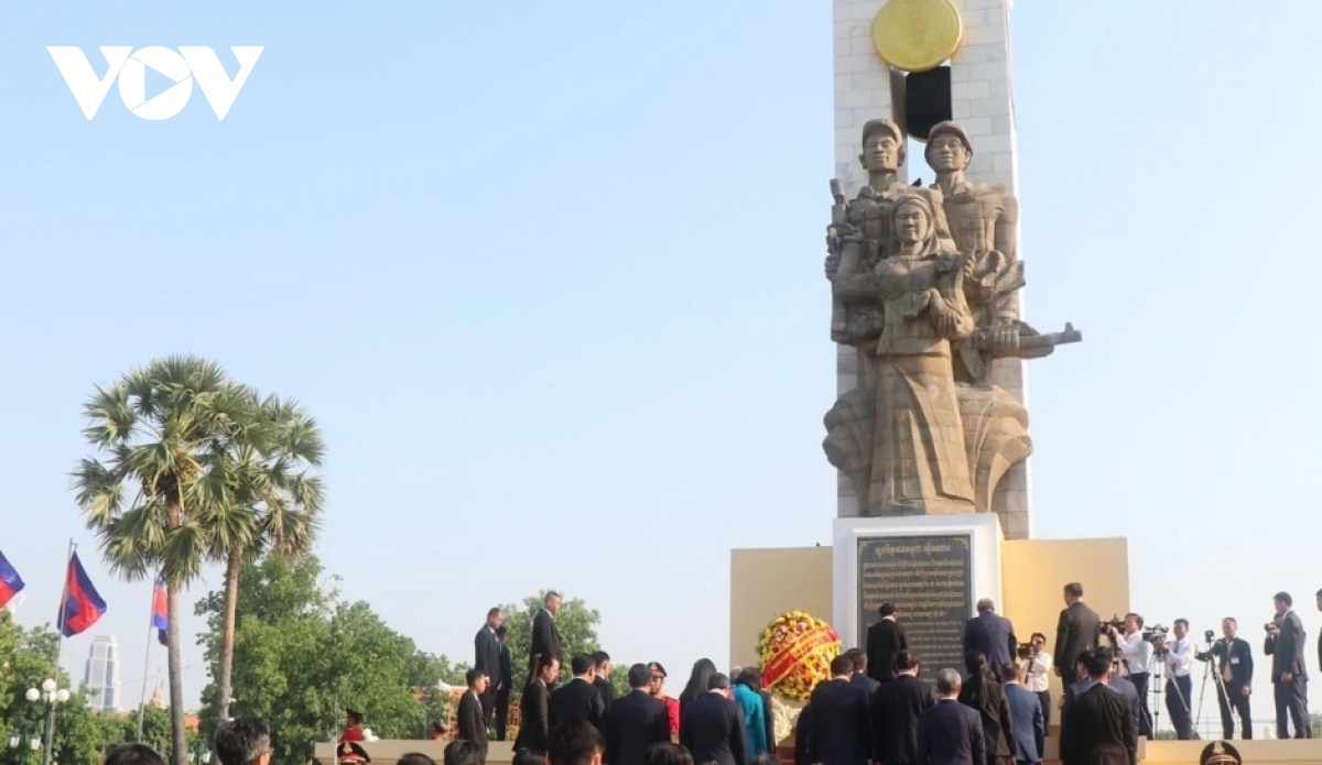 vietnamese party official tran cam tu lays wreaths in cambodia picture 4