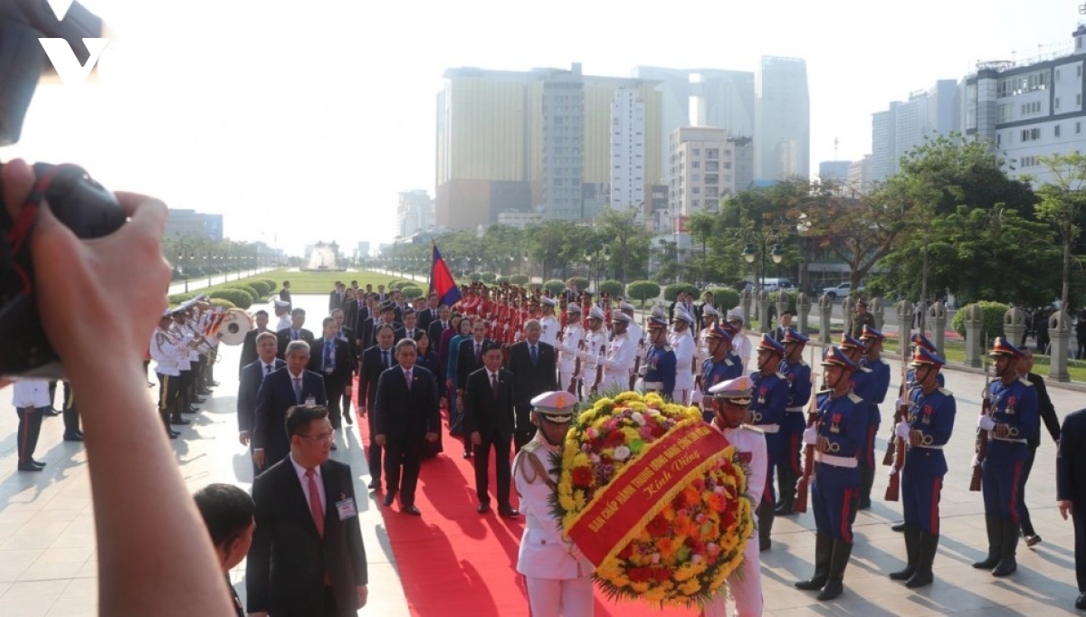 vietnamese party official tran cam tu lays wreaths in cambodia picture 5