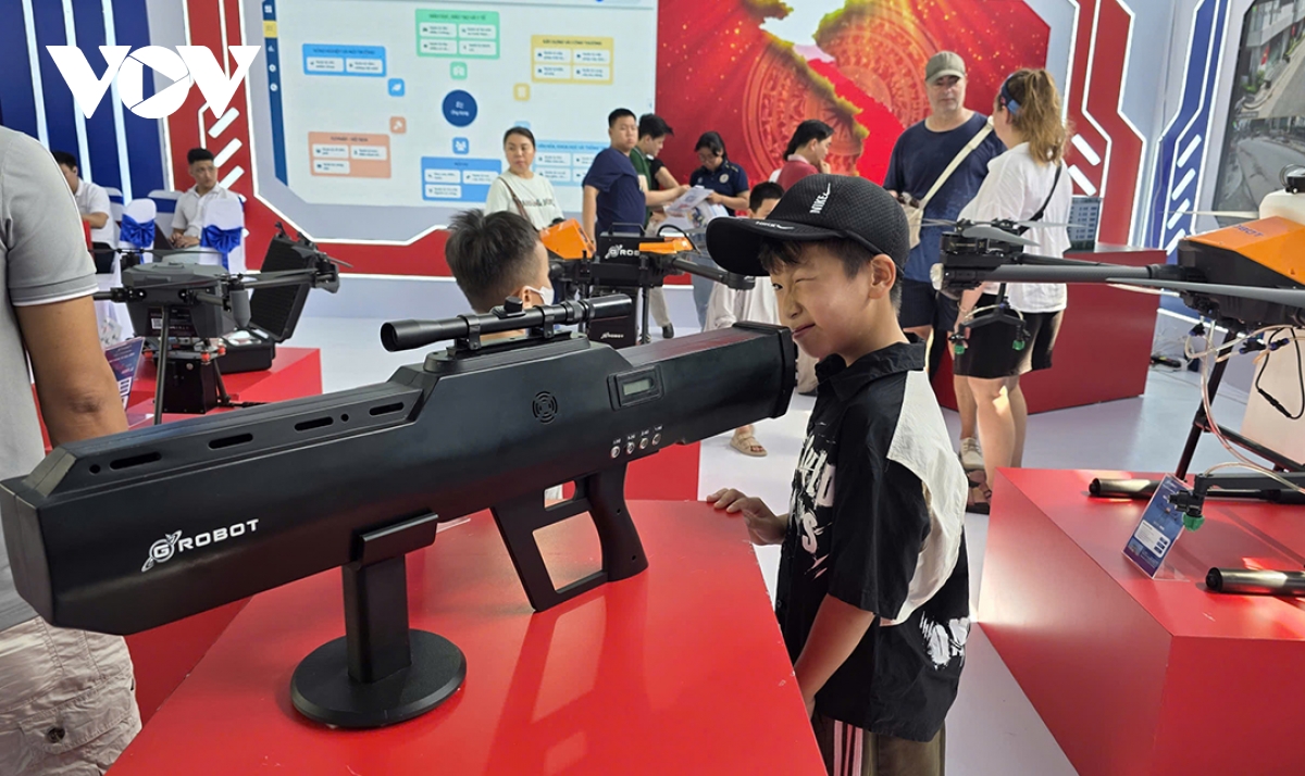 Dong dao nguoi dan den xem trien lam 80 nam an ninh nhan dan - la chan tham lang hinh anh 2