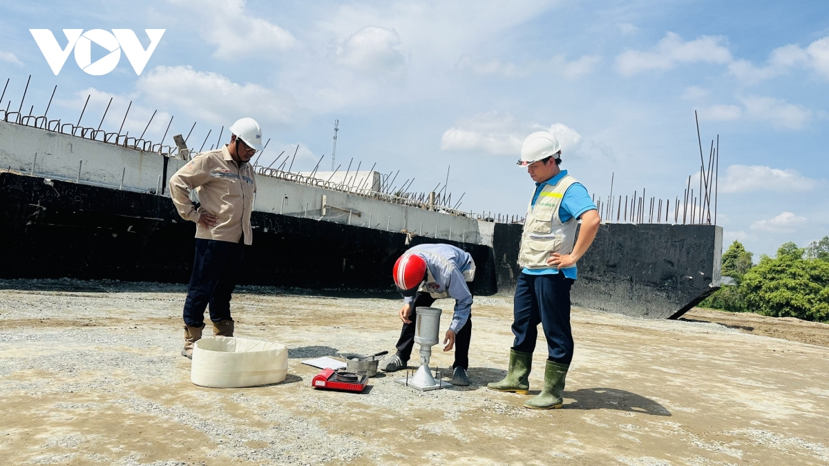 xuyen le tren cong truong cao toc mien tay hinh anh 3