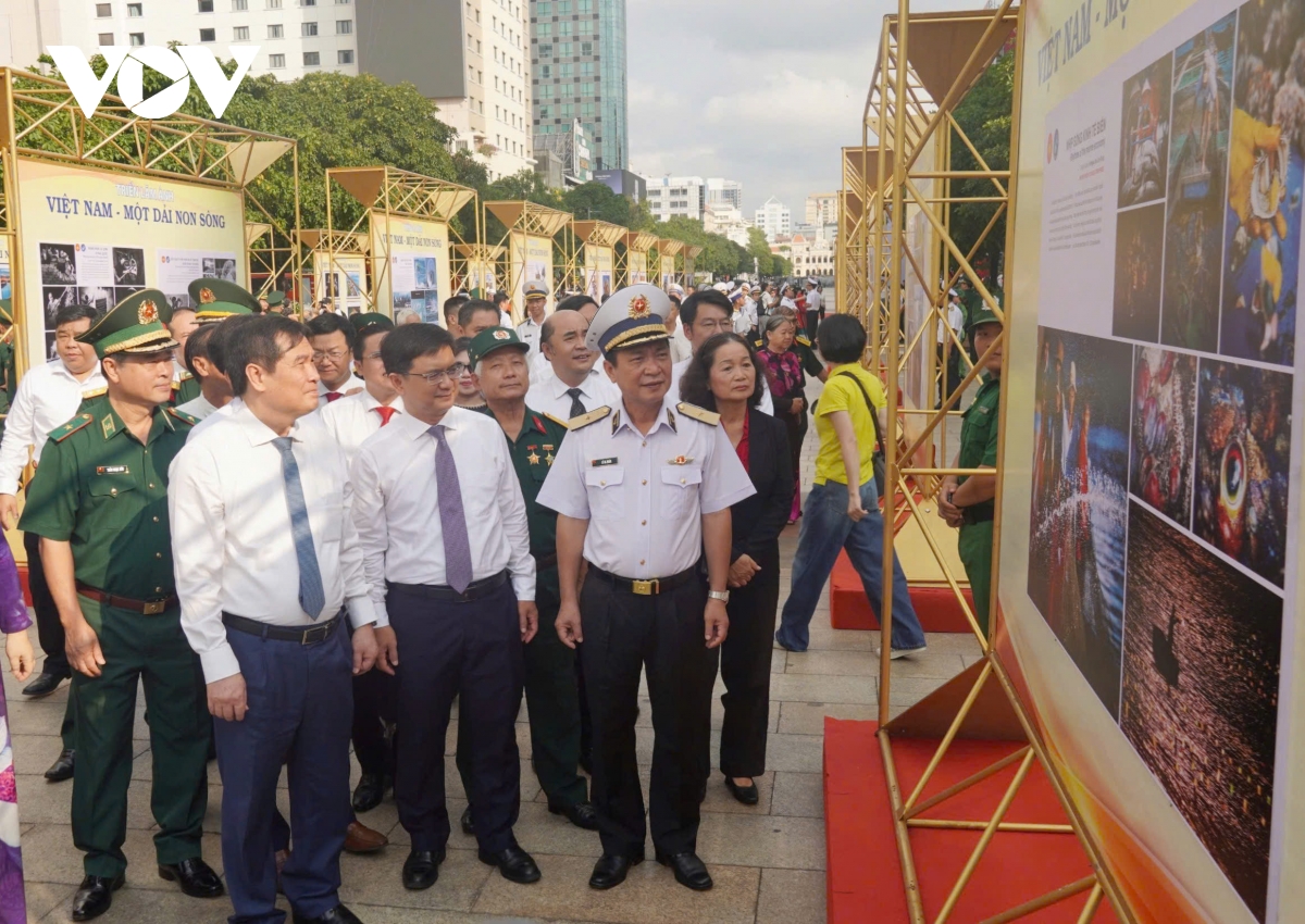 Triển lãm “TP.HCM vang mãi khúc khải hoàn” kỷ niệm 51 năm thống nhất đất nước