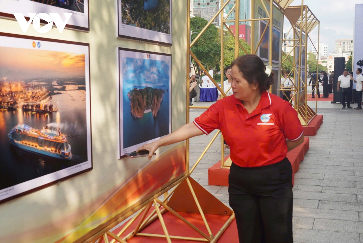 trien lam tp.hcm vang mai khuc khai hoan ky niem 51 nam thong nhat dat nuoc hinh anh 5