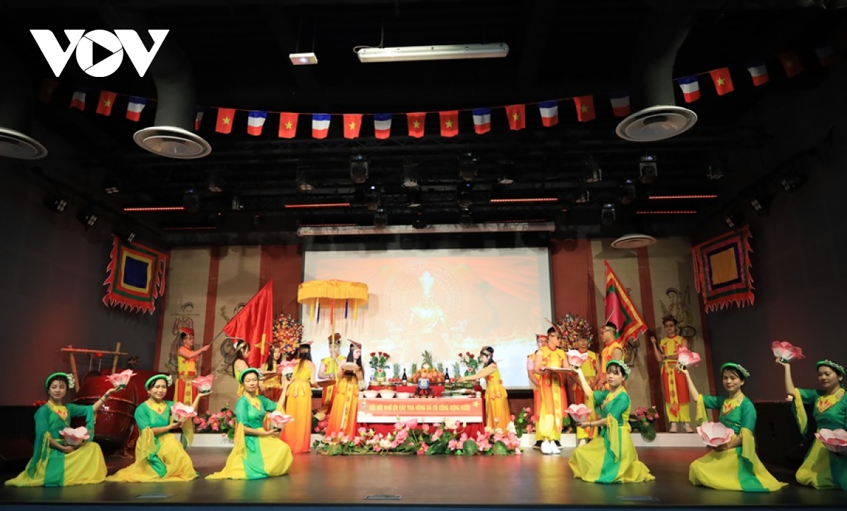 le gio to hung vuong tai paris hanh trinh ve nguon coi giua long nuoc phap hinh anh 2