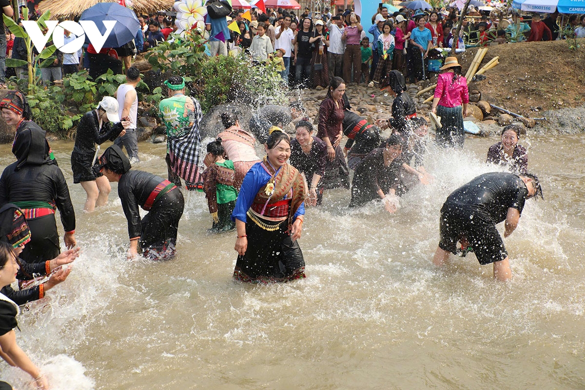 ron rang tet te nuoc bun huot nam cua nguoi lao o tinh Dien bien hinh anh 12