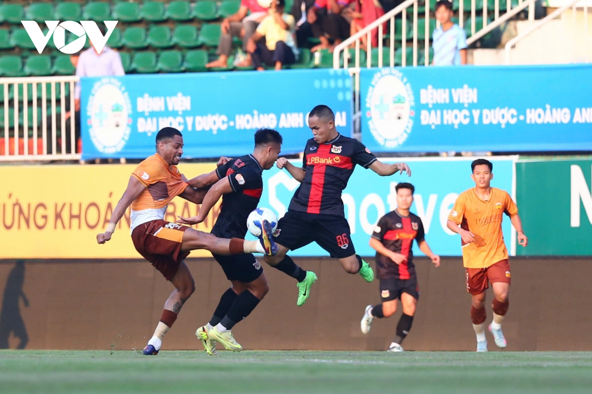 ket qua bong da vong 17 v-league toi 5-4 ninh binh nguoc dong thang hagl hinh anh 4