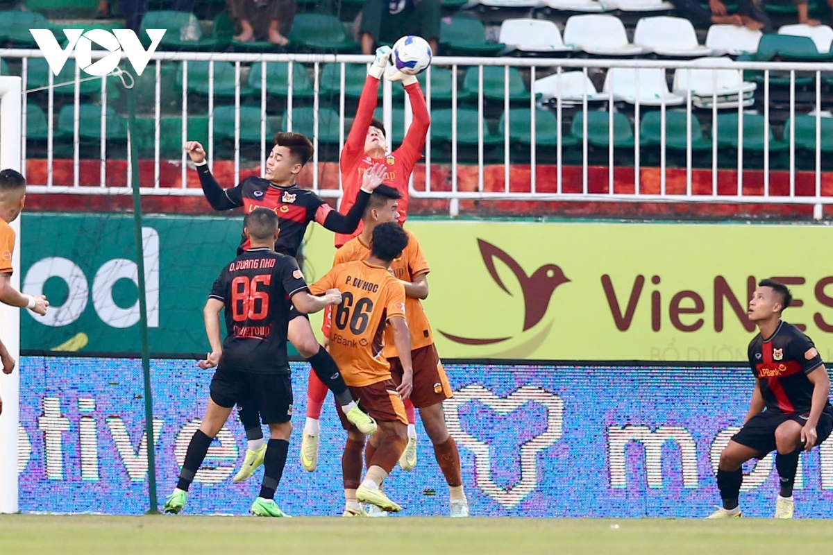 ket qua bong da vong 17 v-league toi 5-4 ninh binh nguoc dong thang hagl hinh anh 2