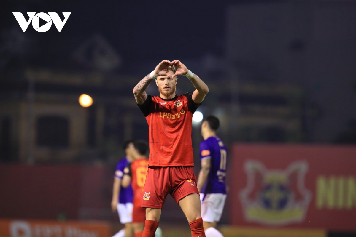 ket qua bong da hom nay 24 4 ha noi fc thang ninh binh, ap sat top ba v-league hinh anh 35