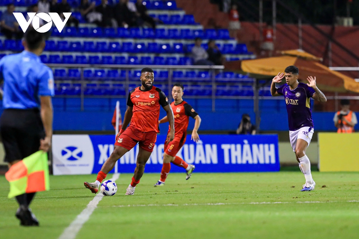 ket qua bong da hom nay 24 4 ha noi fc thang ninh binh, ap sat top ba v-league hinh anh 37