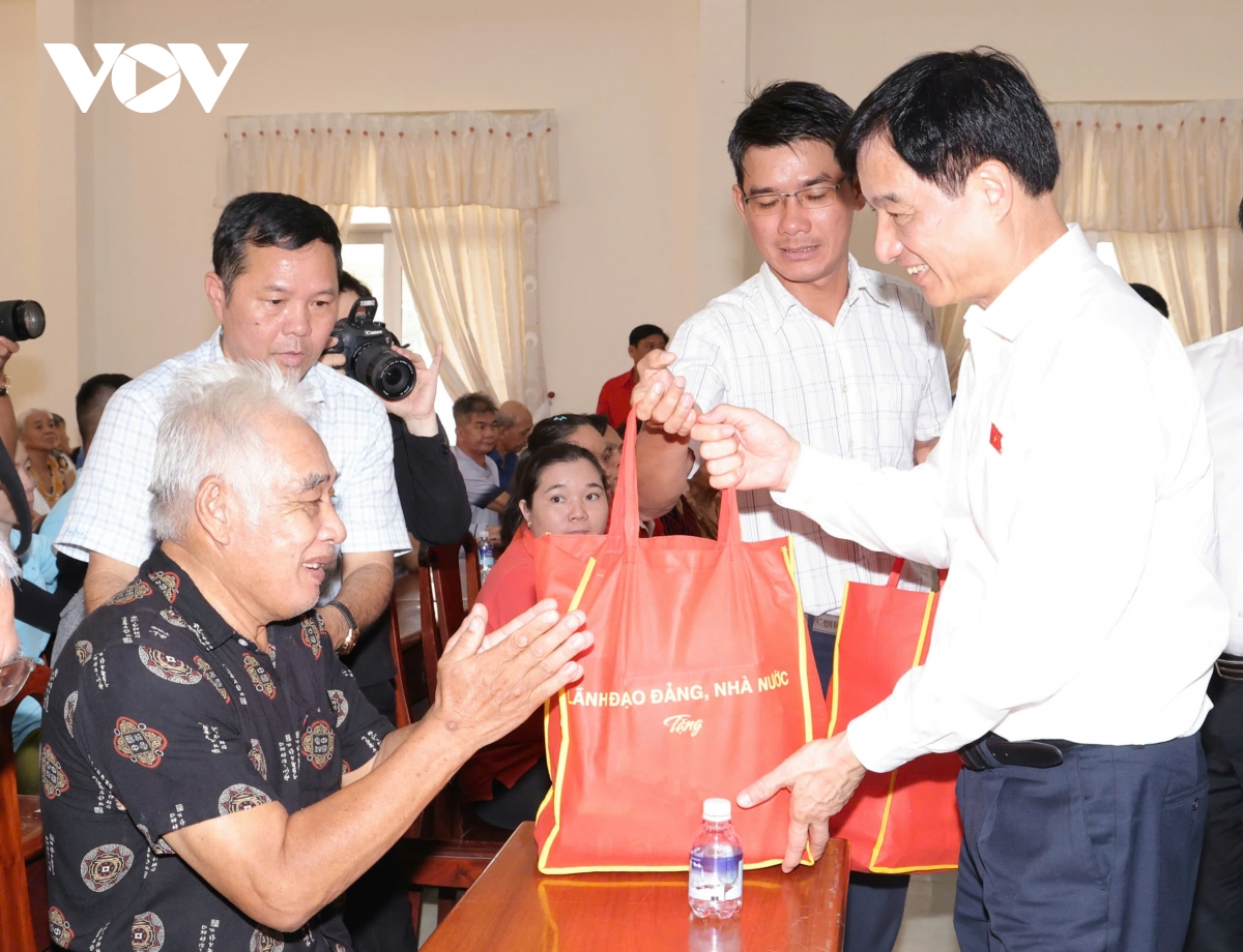 Ong nguyen duy ngoc tham, tang qua nguoi dan kho khan o can tho hinh anh 2