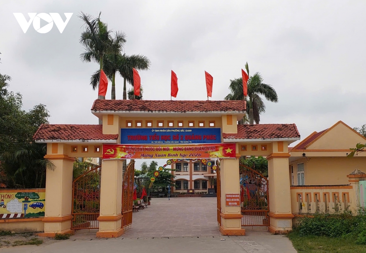 tam dinh chi cong tac mot hieu truong tai quang tri de phuc vu dieu tra hinh anh 1