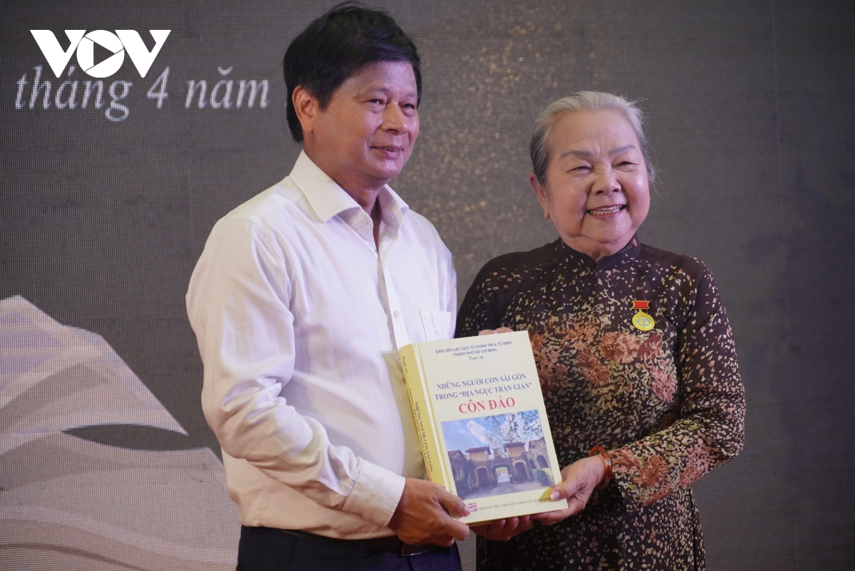 tp.hcm ra mat tu sach va phat dong hien tang tu lieu cho dac khu con Dao hinh anh 2