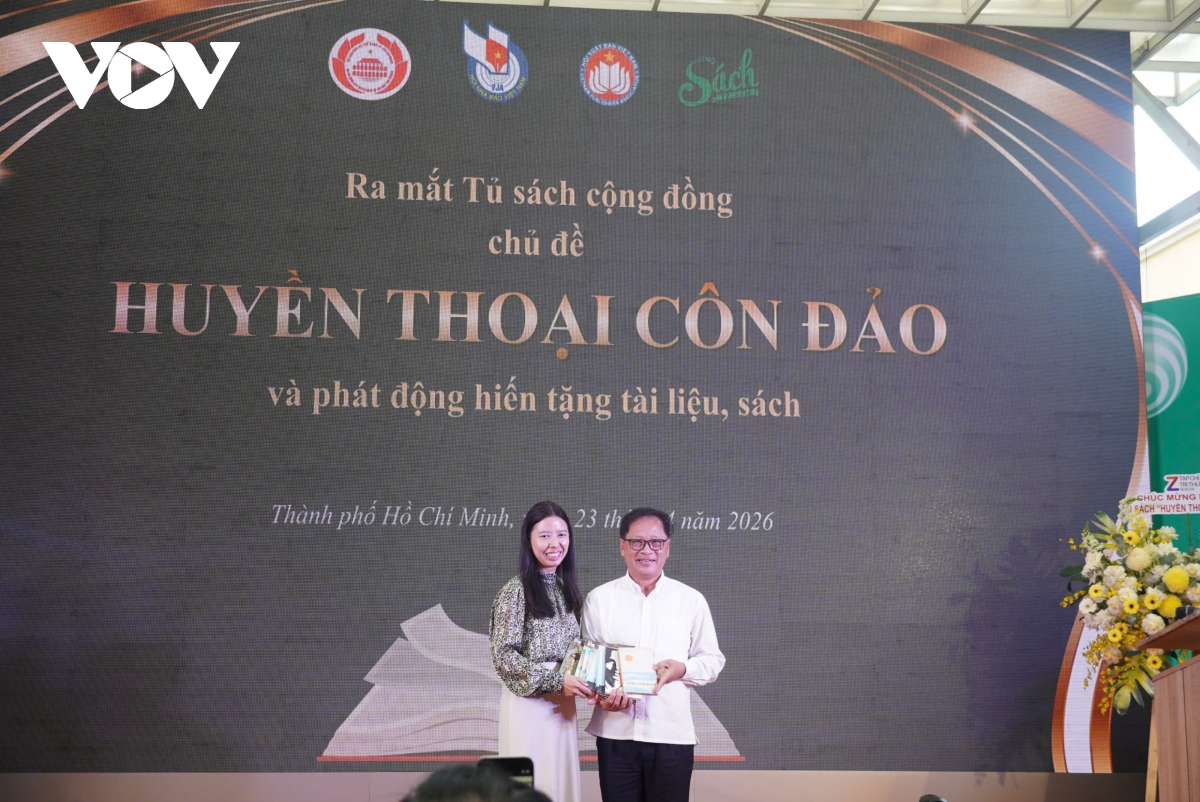 tp.hcm ra mat tu sach va phat dong hien tang tu lieu cho dac khu con Dao hinh anh 1