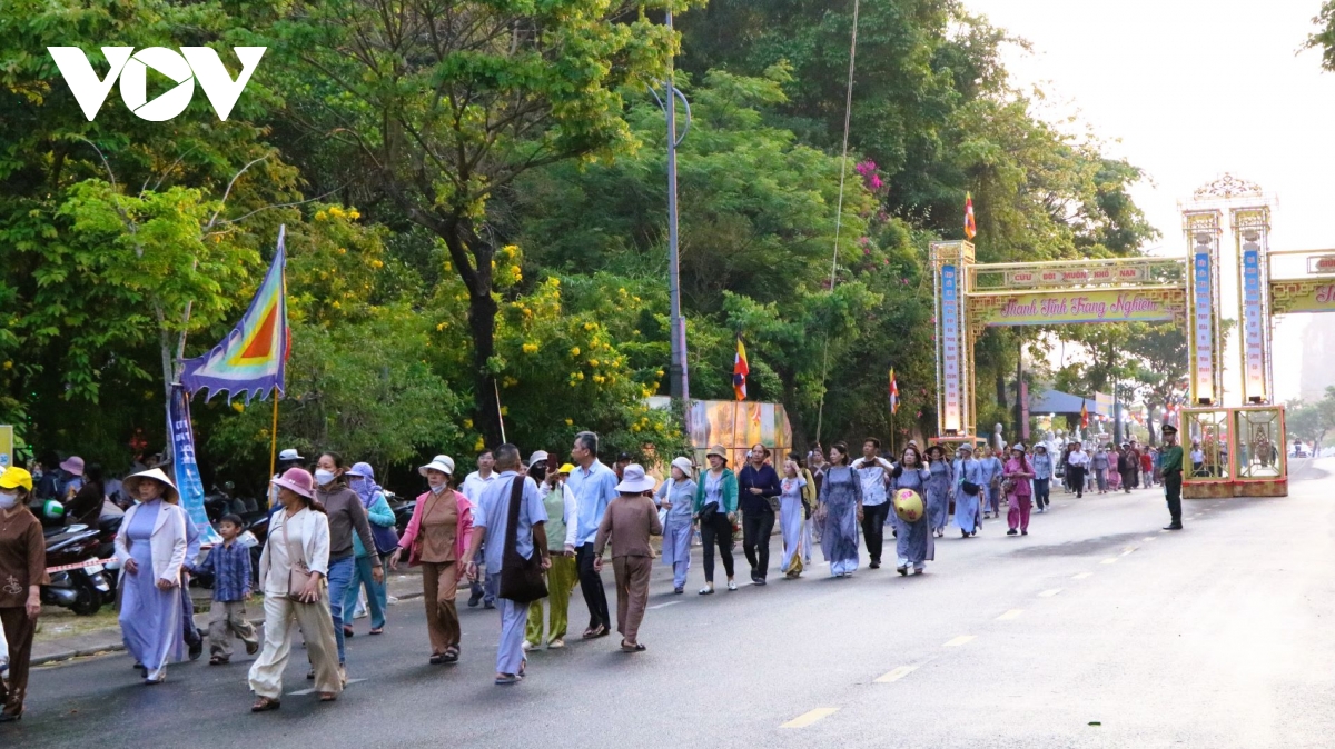 hang ngan nguoi du le via Duc bo tat quan the Am - ngu hanh son hinh anh 9