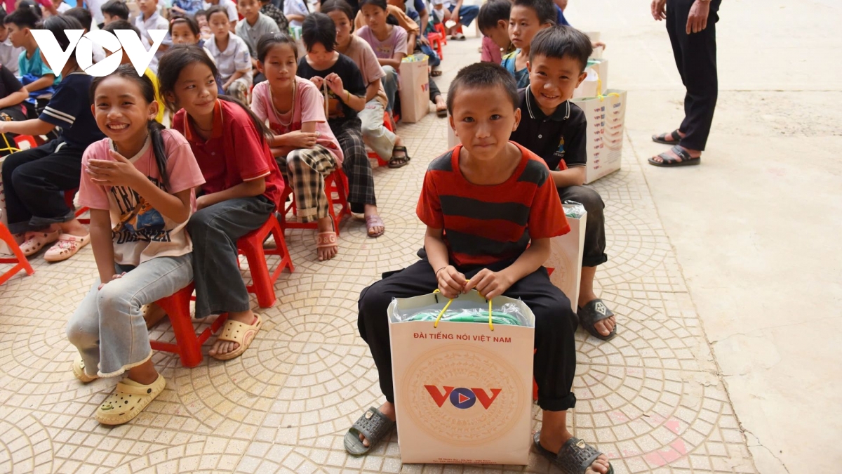 bao Dien tu tieng noi viet nam to chuc chuong trinh thien nguyen tai son la hinh anh 8