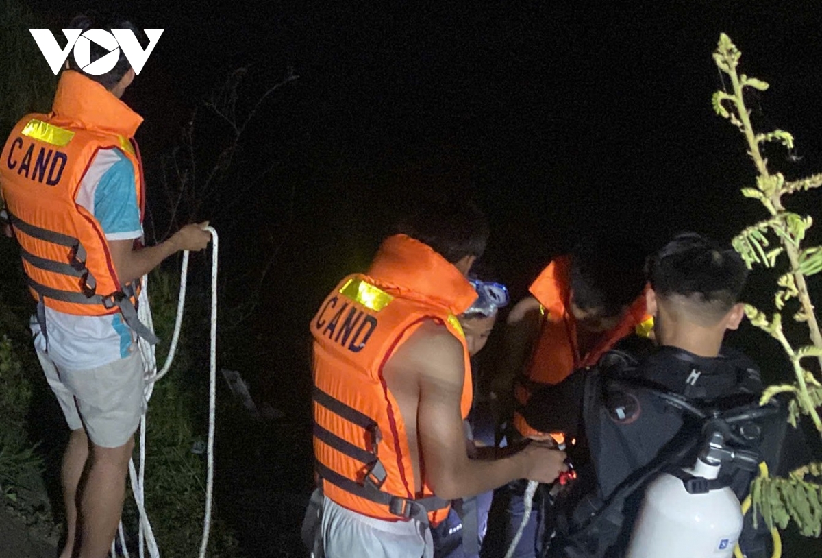 be trai lop 5 o hue tu vong sau khi xuong kenh tam hinh anh 1