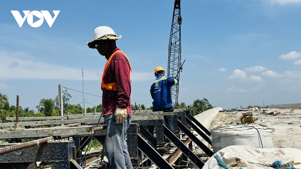 xuyen le tren cong truong cao toc mien tay hinh anh 8